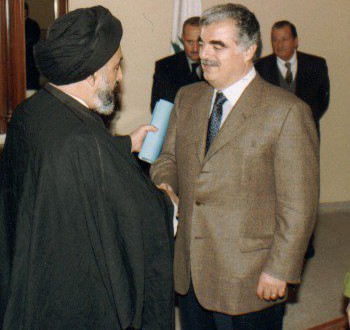 العلامة السيد علي الأمين يتلو الفاتحة على ضريح الشهيد الحريري والشهداء